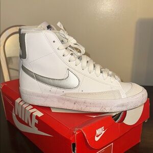 Nike White and Black Sneakers